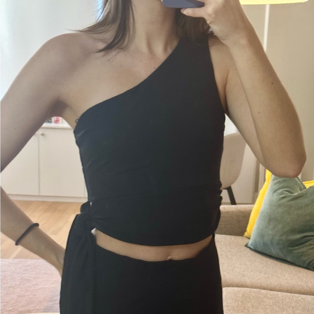 Black One Shoulder Crop Top